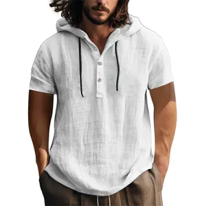 Détail de haute qualité d'une chemise à capuche à manches courtes en lin blanc pour homme
