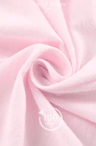Détail en gros plan du tissu en coton rose 100% montrant une texture respirante