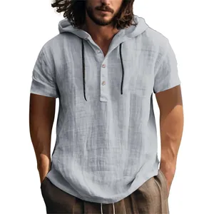 Vue détaillée d'une chemise à capuche en coton et lin bleu clair pour homme avec boutonnière.