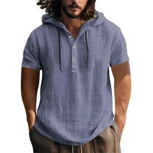 Gros plan d'une chemise à capuche décontractée en coton et lin pour hommes à manches courtes
