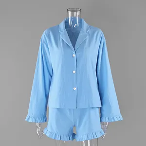 Pyjama deux pièces bleu clair avec chemise à volants et short d'été