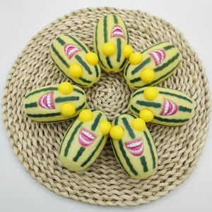 Gedetailleerd bovenaanzicht van zeven watermeloen squishy toys met uitpuilende ogen