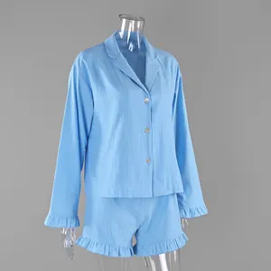 Ensemble de pyjama bleu clair deux pièces avec haut à manches longues et short volanté