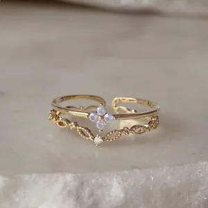 Vista dettagliata di un elegante anello regolabile in oro con pietre azzurre chiare