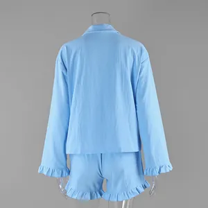 Vue arrière de l'ensemble de pyjama bleu clair à manches longues avec volants