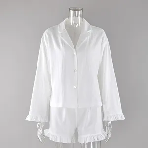 Pyjama deux pièces blanc avec manches longues, volants aux poignets et short assorti