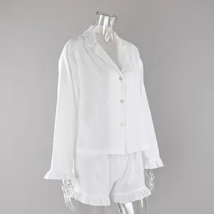 Ensemble de pyjama blanc à manches longues avec bordure à volants et haut boutonné