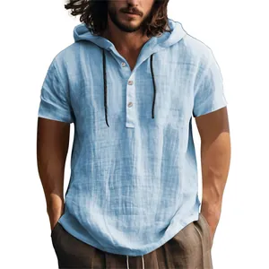 Détail d'une chemise à capuche à manches courtes en coton et lin bleu clair pour homme