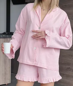 Détail de l'ensemble de pyjama rose à manches longues avec volants et short assorti