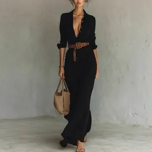 Elegant-schwarzes Maxikleid mit langen Ärmeln, tiefem V-Ausschnitt und braunem Gürtel