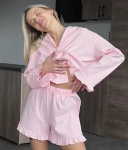 Détail d'un ensemble de pyjama rose avec manches à volants et short assorti