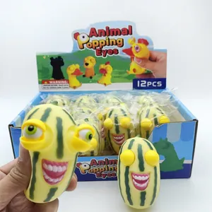 Grappig watermeloen knijpspeeltje met uitpuilende ogen in detailweergave met doos