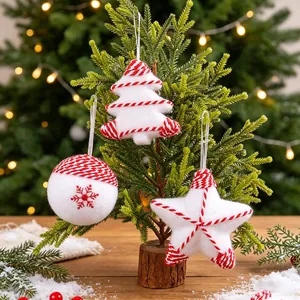 Addobbi natalizi in feltro bianco e rosso su mini albero di Natale