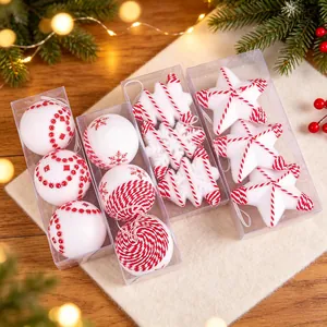 Set di palline e stelle di Natale in schiuma rosse e bianche per decorare l'albero