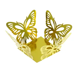 Vue détaillée des ailes de papillon découpées au laser de la boîte cadeau dorée