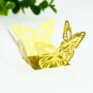 Vue détaillée d'un emballage de cupcake papillon doré découpé au laser pour mariage