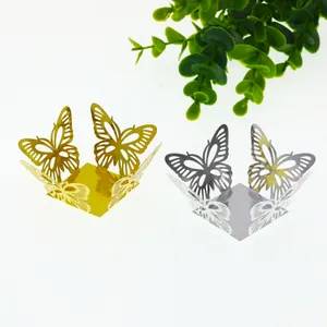 Gros plan sur les emballages de bonbons papillon découpés au laser en or et en argent