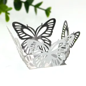 Gros plan d'une boîte décorative ajourée en forme de papillon pour mariage et fête.