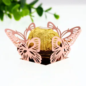 Vue détaillée des ailes de papillon découpées au laser or rose sur l'emballage élégant.