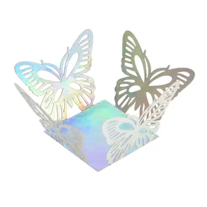 Vue détaillée de l'emballage de cupcake papillon découpé au laser pour décoration de mariage
