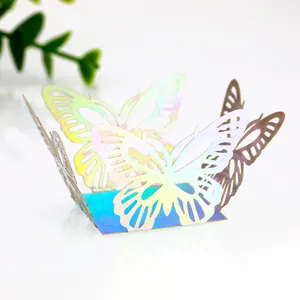 Vue rapprochée d'une boîte à bonbons décorative papillon creux irisé avec dentelle fine