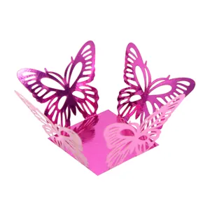 Vue détaillée de l'emballage de cupcake papillon rose découpé au laser brillant