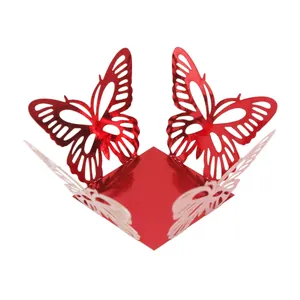 Détail d'une boîte décorative ajourée rouge métallisé en forme de papillon pour mariage
