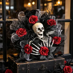 Couronne d'Halloween gothique avec crâne, roses rouges et résille noire pour porte