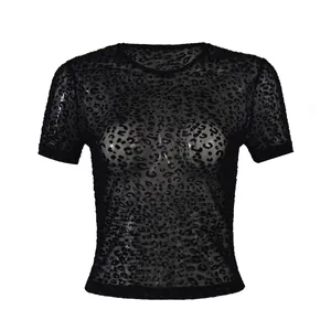 Vista dettagliata del crop top in mesh leopardato nero con motivo floccato e vestibilità slim