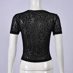 Vista posteriore di un sexy crop top in rete leopardata nera su un manichino bianco