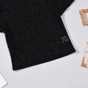 Primo piano di t-shirt in mesh nera con stampa leopardata floccata e trasparenza