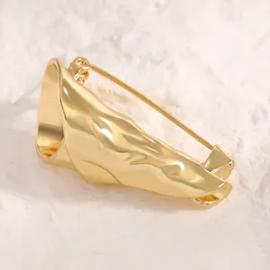 Detaillierte Nahaufnahme einer goldenen Blumenstrauß-Brosche mit Metalltextur