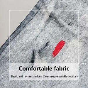 Vista macro dettagliata della trama del tessuto denim nero elasticizzato con un tratto rosso