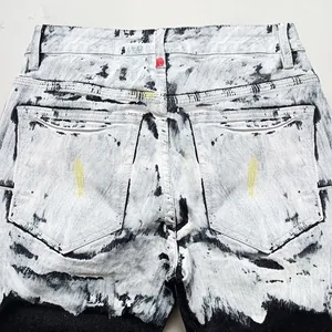 Dettaglio ravvicinato delle tasche posteriori su jeans uomo stile high street neri e bianchi
