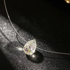 Macrodetail van een kleurrijke kristallen waterdruppelhanger aan onzichtbare ketting
