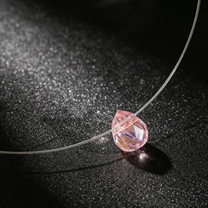 Gedetailleerde close-up van de roze facetgeslepen druppelkristal aan vislijn ketting