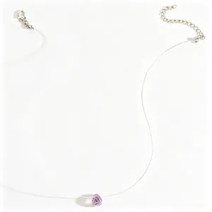 Detail van een onzichtbare choker met een gefacetteerde paarse kristallen druppelhanger