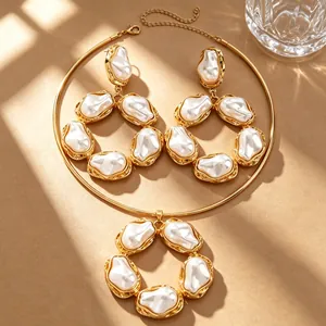 Elegante set gioielli vintage con perle barocche, orecchini dorati e collana coordinata