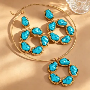 Elegante set di gioielli barocchi vintage con cerchi dorati e pietre color blu turchese