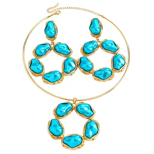 Vista dettagliata di un set gioielli barocco con perle turchesi e collana dorata