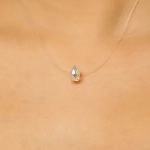 Detailopname van onzichtbare visdraad ketting met facetgeslepen kristallen hanger