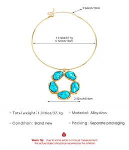 Dettagli di una collana girocollo dorata vintage con pietre barocche blu