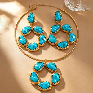 Set gioielli vintage barocco blu con girocollo dorato e orecchini pendenti.