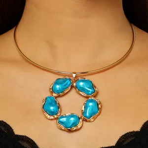 Dettaglio di una collana barocca di lusso con pietre blu irregolari e oro lucido