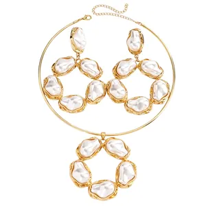 Dettaglio del set collana e orecchini con perle barocche vintage in oro massiccio