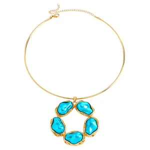 Dettaglio raffinato di un choker dorato vintage con un grande pendente barocco blu