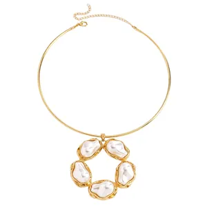 Dettaglio della collana girocollo dorata vintage con ciondolo a fiore in perle barocche