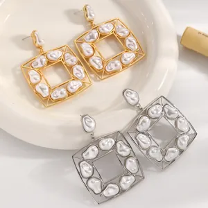 Orecchini pendenti quadrati vintage con perle barocche in finiture oro e argento.
