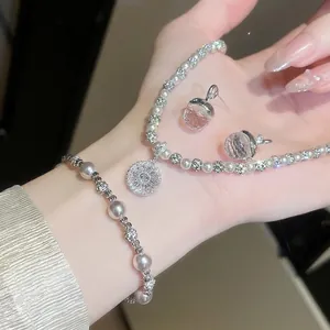 Elegante set di gioielli francesi con perle e zirconi composto da collana e bracciale