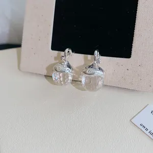 Primo piano di eleganti orecchini a forma di fungo con sfere di cristallo sfaccettate.